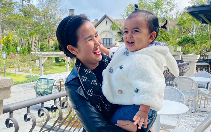 Con gái Võ Hạ Trâm khiến fan rần rần khi bộc lộ năng khiếu âm nhạc trong lúc nghe nữ ca sĩ hát hò Ảnh 2