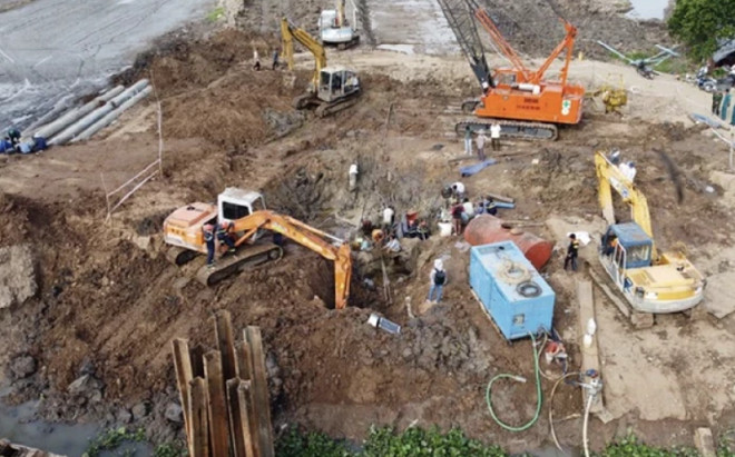 Vụ bé trai tử vong sau khi lọt trụ bê tông ở Đồng Tháp: Vì sao trong ống trụ có đất đá? Ảnh 2