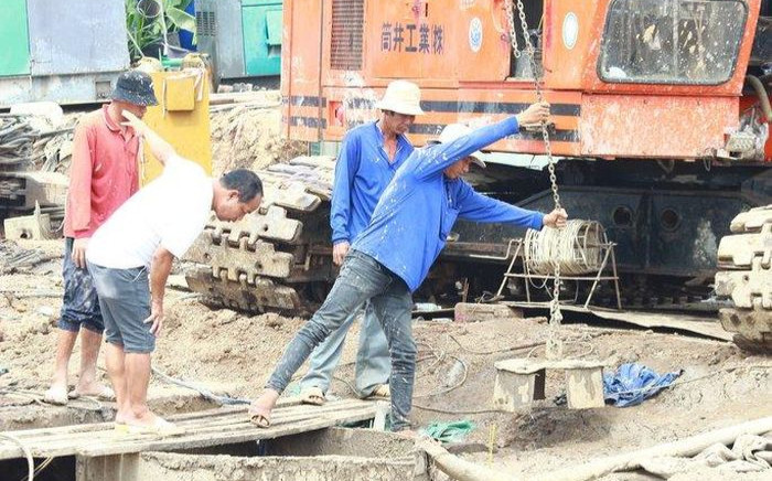 Chuyên gia quốc tế vào cuộc tham mưu phương án đưa bé trai 10 tuổi ra khỏi trụ bê tông Ảnh 2