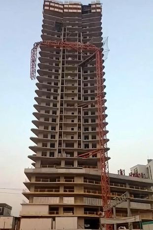 Vụ việc xảy ra sau khi 'cánh tay' của cần cẩu bị gãy khi đang nâng vật liệu xây dựng. Ảnh: CEN