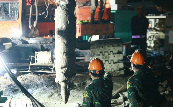 Vì sao công tác cứu hộ bé trai 10 tuổi rơi xuống trụ bê tông vẫn chưa thể hoàn tất? Ảnh 2