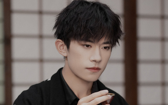 'Thái tử' Dịch Dương Thiên Tỉ xuất hiện với khuôn mặt già khụ, nhận không ra hậu ồn ào đi cửa sau Ảnh 2