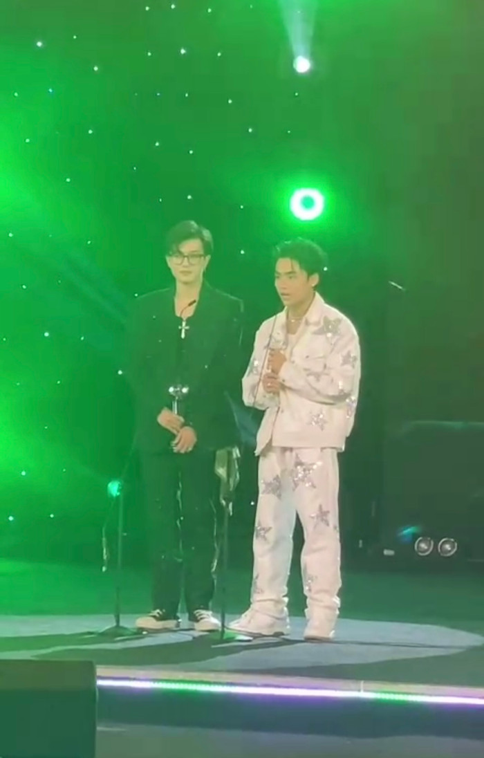 Top 10 ca khúc được yêu thích nhất của Làn Sóng Xanh thuộc về Waiting For You của MONO.