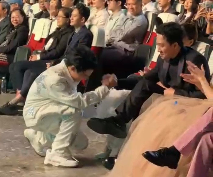 Trong lúc di chuyển về chỗ ngồi, thấy Trấn Thành ngồi ở hàng ghế đầu ngay lập tức MONO lại bắt tay, quỳ gối xuống chào đàn anh, bày tỏ sự kính trọng. 