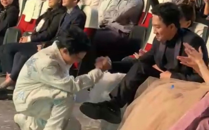 Vừa nhận giải Làn Sóng Xanh, MONO có hành động ghi điểm với Trấn Thành Ảnh 2