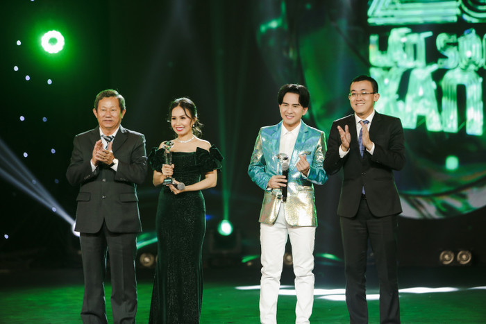 Đan Trường - Cẩm Ly nhận giải thưởng Thành tựu Làn Sóng Xanh 2022.