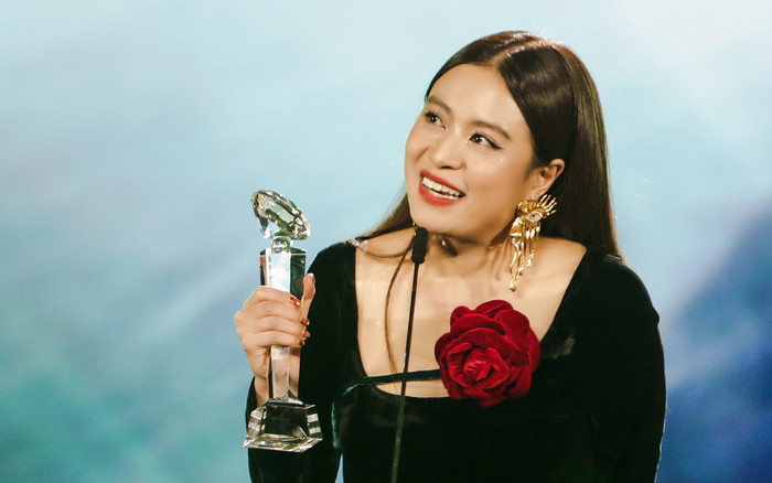 Hoàng Thùy Linh đại thắng ở giải thưởng Làn Sóng Xanh, MONO lập hat-trick giải thưởng sau nửa năm debut Ảnh 2