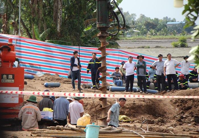 Vụ bé trai tử vong khi lọt vào trụ bê tông: Ở độ sâu 30m, phát hiện khối đất nghi Hạo Nam bên trong Ảnh 1