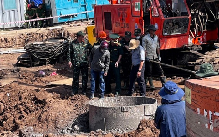 Vụ bé trai tử vong khi lọt vào trụ bê tông: Ở độ sâu 30m, phát hiện khối đất nghi Hạo Nam bên trong Ảnh 2