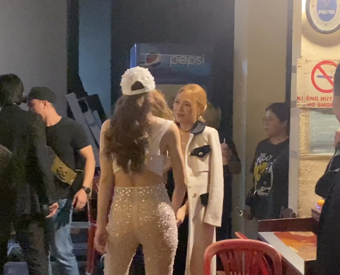 Mỹ Tâm và Hà Hồ đụng mặt nhau ở hậu trường Làn Sóng Xanh 2022.