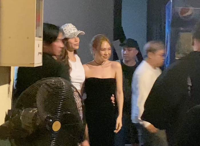 Cả hai thoải mái chụp ảnh cùng nhau trong hậu trường Làn Sóng Xanh 2022.