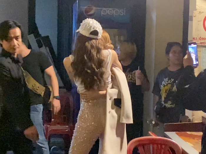 Cái ôm xóa tan mọi đồn đoán hiềm khích ngầm, cạnh tranh của Hà Hồ và Mỹ Tâm.