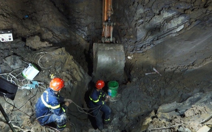 Bé trai tử vong do lọt vào trụ bê tông: Có thể sẽ lấp dòng kênh bên cạnh để mở rộng miệng hố nhổ cọc lên Ảnh 2