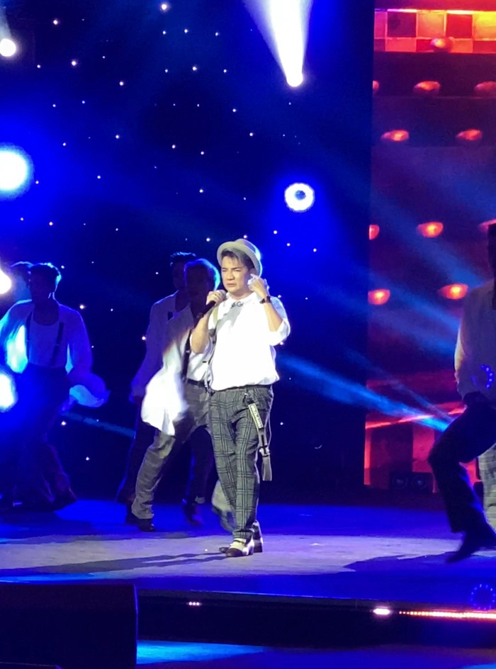 Sự cố âm thanh khiến Đàm Vĩnh Hưng phải liên tục ra ám hiệu để 'cầu cứu' bộ phận kỹ thuật.