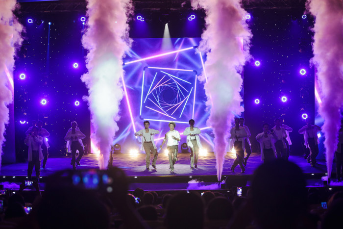 Phần trình diễn bùng nổ của Đàm Vĩnh Hưng trong lễ trao giải Làn Sóng Xanh lần thứ 25.