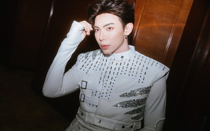 Hé lộ phương tiện di chuyển khi chạy show, ERIK bị dân mạng bóc phốt mái tóc 'giả trân' Ảnh 2