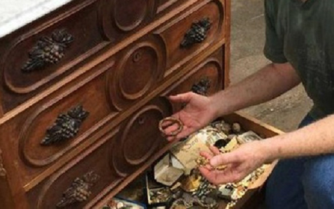 Ngăn kéo tủ khóa trái mấy chục năm, người phụ nữ 'ngã ngửa' khi cạy ra kiểm tra Ảnh 2