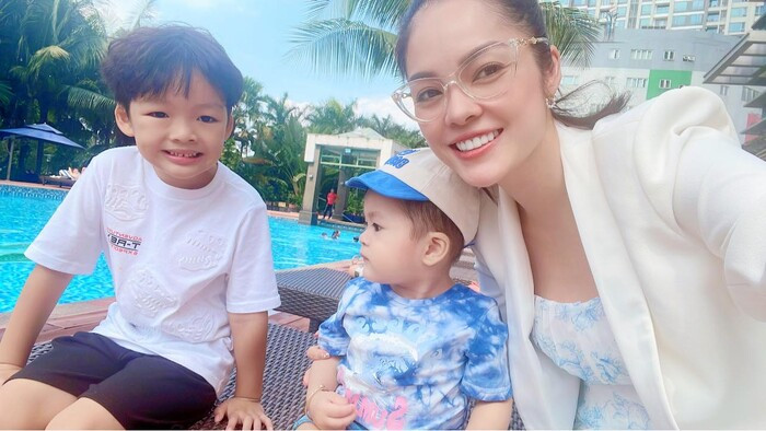 Dương Cẩm Lynh và hai con.