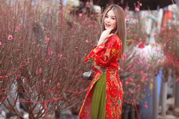 Nhà tạo mẫu tóc Minh Phương duyên dáng, e ấp bên hoa đào – biểu tượng của mùa xuân.