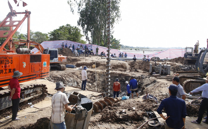 Các chuyên gia tại hiện trường chốt phương án đưa thi thể bé Hạo Nam lên mặt đất Ảnh 2