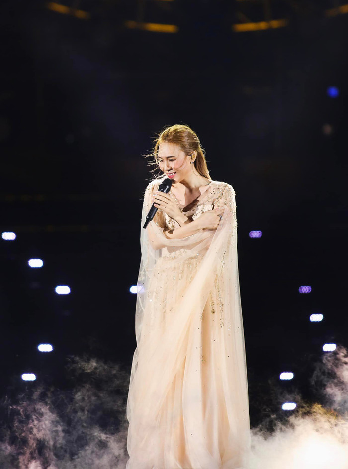 Hình ảnh 30.000 khán giả lấp đầy SVD Mỹ Đình chính là minh chứng rõ ràng nhất cho việc Mỹ Tâm có 'thuê fan' cổ vũ cho mình trong mỗi buổi biểu diễn hay không!