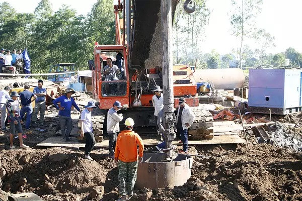 Khi kéo dây lên thấy nhẹ hẫng, nhóm công nhân đã biết cháu bé bị rơi xuống sâu hơn