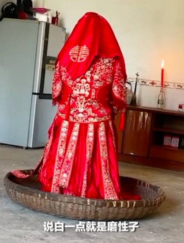Cô dâu 'cắn răng' quỳ gối 5 tiếng, chân không được chạm đất vì lý do bất ngờ Ảnh 1