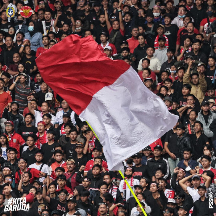 Khán giả hùng hậu trên sân nhà giúp cho Indonesia có trận đấu lấn lướt tuyển Việt Nam.