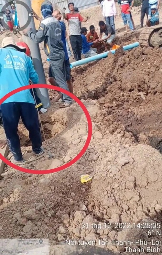 Nhiều công nhân hiện trường lí giải, do phương tiện di chuyển, đất rung lắc tạo ra hố 'tử thần' tại công trình. Ảnh: Dân Trí