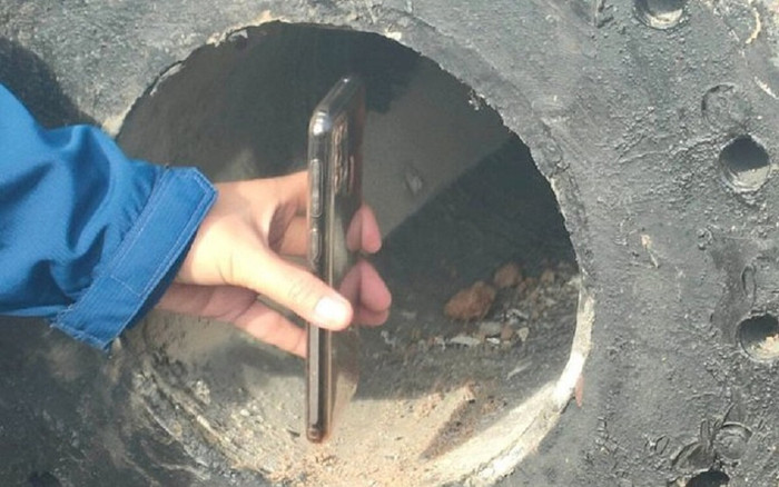 Trụ bê tông với đường kính 25cm khiến nhiều người thắc mắc vì sao Hạo Nam 10 tuổi có thể lọt xuống?