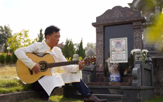 Đi tạ mộ cuối năm, người đàn ông thắp hương rồi ngồi đàn hát bên mộ người vợ quá cố gây xúc động Ảnh 2