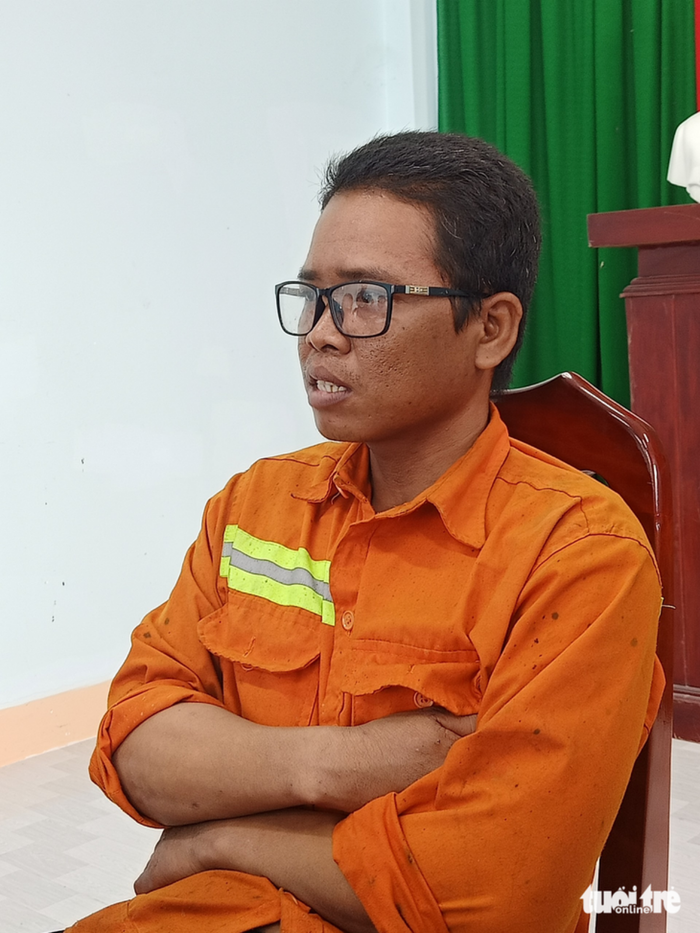 Tuấn Em cùng một số công nhân chạy theo nhóm trẻ đến khu vực hố khoan cọc nhồi bê tông, nghe giọng bé Hạo Nam khẩn thiết: 'Chú ơi, cứu con với'. (Ảnh: Tuổi trẻ).