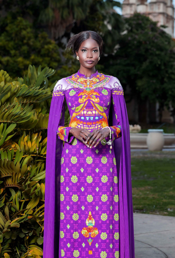 Nếu như chương 1 của bộ sưu tập là bản giao hưởng của những dải lụa được khéo léo tạo gân lá đem đến cảm giác tươi mới.