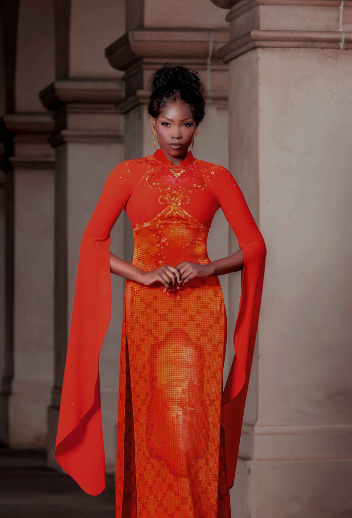 Để thăng hoa cảm xúc, NTK Đỗ Trịnh Hoài Nam đã bắt lấy những tinh hoa của kỹ thuật thêu đính kim hoàn, đá quý để người nghệ nhân khắc họa trên tà áo như một sự kết hợp lóng lánh tôn vinh áo dài.