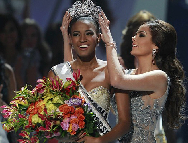 Leila Lopes là một người mẫu, diễn viên, MC truyền hình người Angola và giành được danh hiệu cao nhất. Tại đây, cô được mệnh danh là 'Búp bê Barbie da màu của thế giới' bởi khuôn mặt với những đường nét hoàn hảo tựa nhân vật búp bê Barbie.