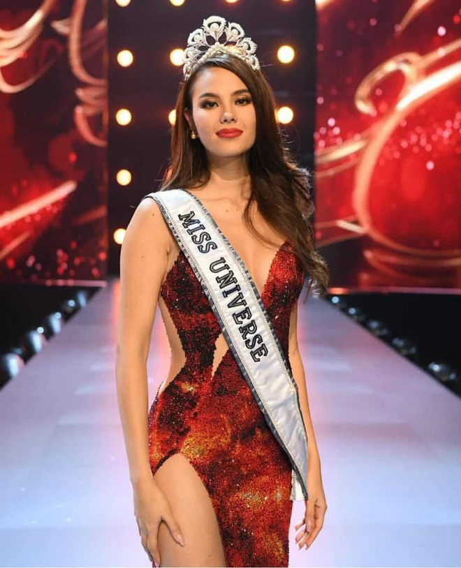 Năm 2016, Catriona Gray đăng quang Hoa hậu Thế giới Philippines nhờ gương mặt xinh đẹp, kỹ năng trình diễn cuốn hút và phần ứng xử tự tin. Đặc biệt, Catriona Gray còn khiến dân tình 'phát sốt' với màn trình diễn mang tên 'Lava walk' kinh điển. 