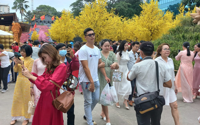 TP.HCM: Phố ông đồ rộn ràng sắc xuân, người dân háo hức chụp ảnh Ảnh 2