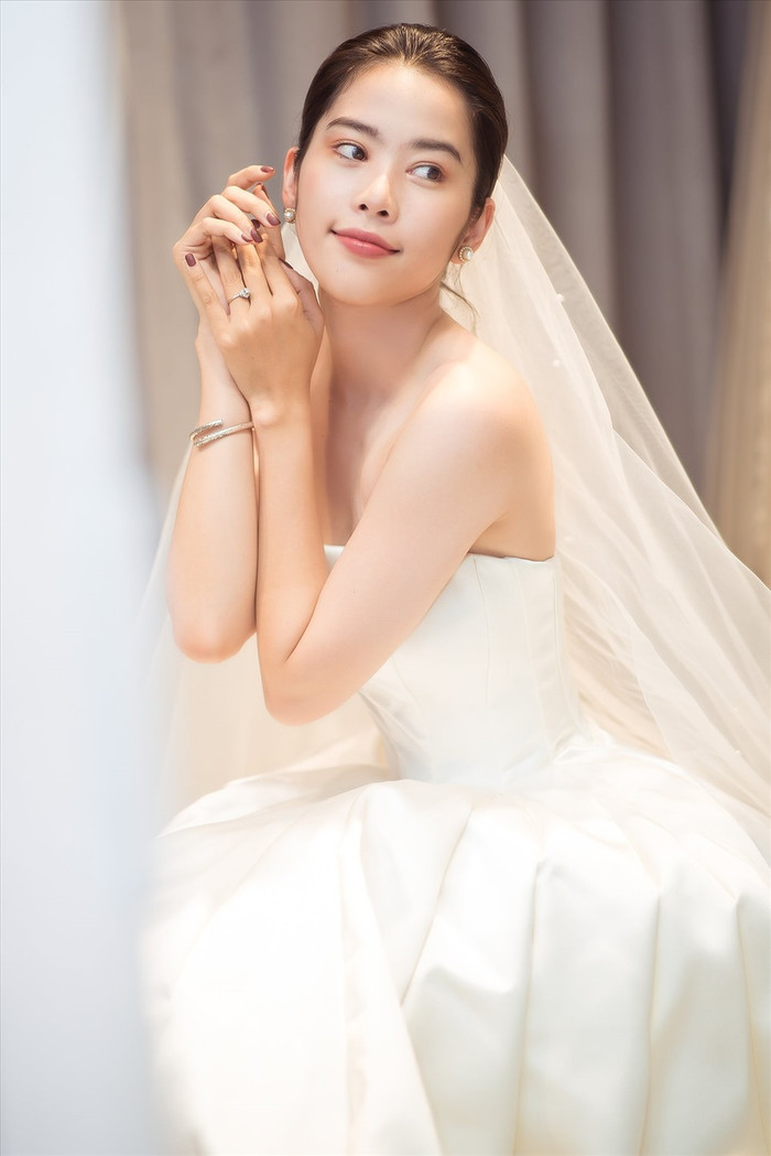 Nam Em cho ra mắt quyển sách chữa lành.