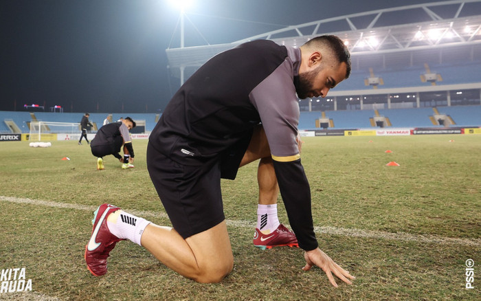 Sao Ngoại hạng Anh của Indonesia lộ biểu cảm sâu lắng với mặt cỏ sân Mỹ Đình Ảnh 2