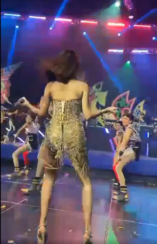 Người hâm mộ phản bác, cho rằng Mai Phương không làm những hành động nhạy cảm như người đẹp Thái Lan.