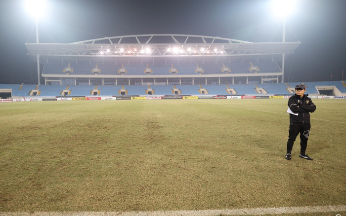 Indonesia đăng cận cảnh mặt cỏ sân Mỹ Đình: Xót xa hình ảnh bóng đá Việt Nam bị châm biếm Ảnh 2