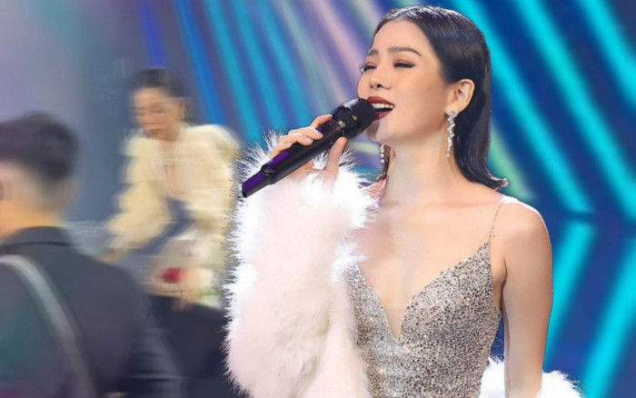 Đang hát nhưng không vừa bụng âm thanh, Lệ Quyên ra tay sửa loa ngay trên sân khấu Ảnh 2