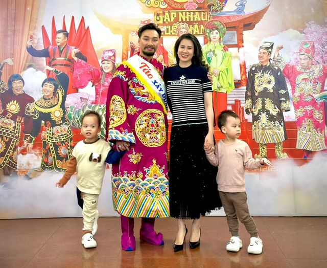 Nam MC hé lộ tạo hình khi tham gia ghi hình Táo Quân bên cạnh vợ cùng hai con