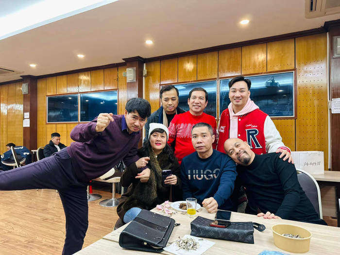 Nam MC thường xuyên chia sẻ hình ảnh hậu trường khi cùng các đồng nghiệp đình đám tập luyện cho Táo Quân 2023