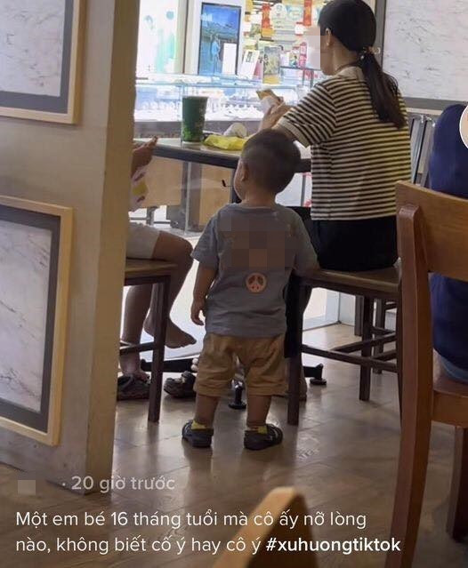 Người mẹ sau khi quay lại cảnh con trai 16 tháng tuổi bị 2 mẹ con xa lạ 'bơ' còn đăng tải lên TikTok và nhận về nhiều ý kiến tranh cãi trái chiều, trong đó, người mẹ cũng bị chỉ trích khá nhiều 