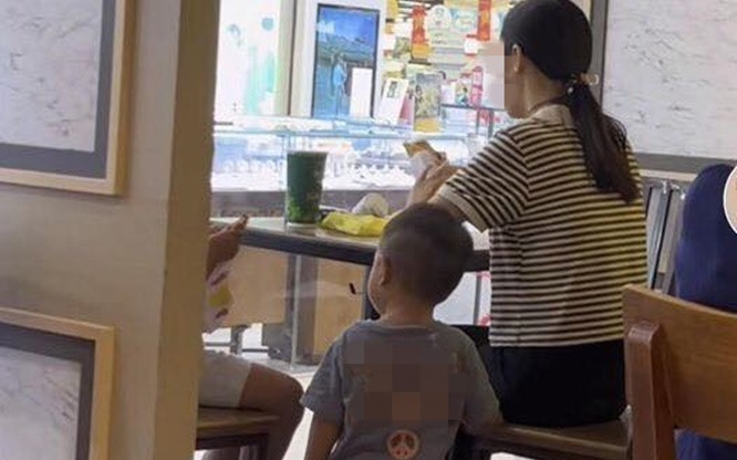 Thấy người lạ không cho con trai nhỏ miếng ăn, bố mẹ quay clip 'bóc phốt' nhưng lại bị 'ném đá' tả tơi Ảnh 2