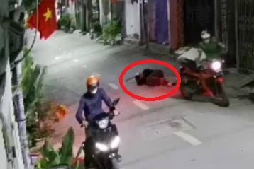 Nam thanh niên bị trộm lấy xe máy đắt tiến khi nhậu say, ngủ ngoài đường. Ảnh cắt từ clip