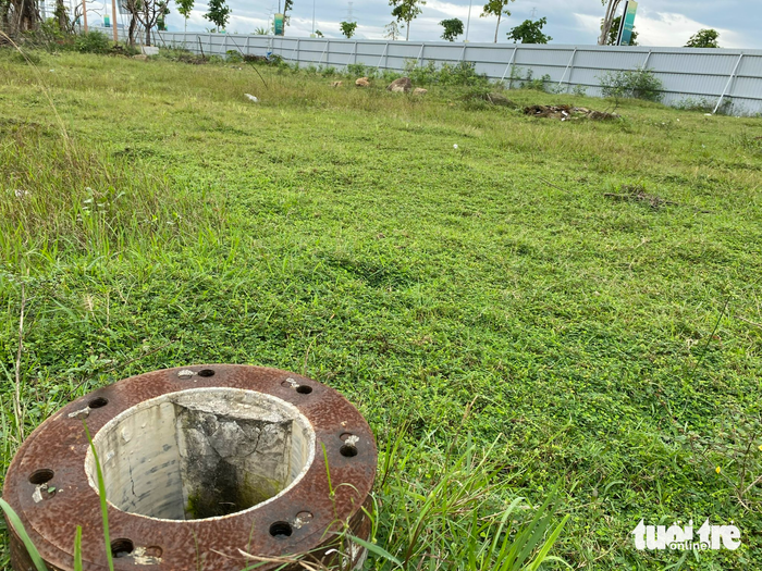 Phía mặt đường Nguyễn Phước Lan tiếp giáp khu đất đã được rào kín nhưng vẫn có nhiều đường ra vào khu đất trên. Người dân trong khu vực mong muốn có biện pháp che chắn các hố trụ này - Ảnh: TRƯỜNG TRUNG