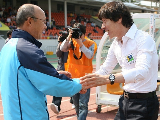 Ông Park Hang Seo và HLV Shin Tae Yong đại chiến vào tối nay.