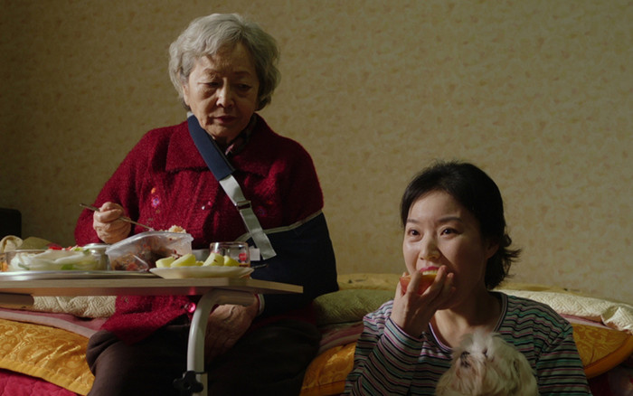 Hãy Chăm Sóc Mẹ: Khi người lạ đang dần thay thế con cái trở thành người nhà của bố mẹ Ảnh 2